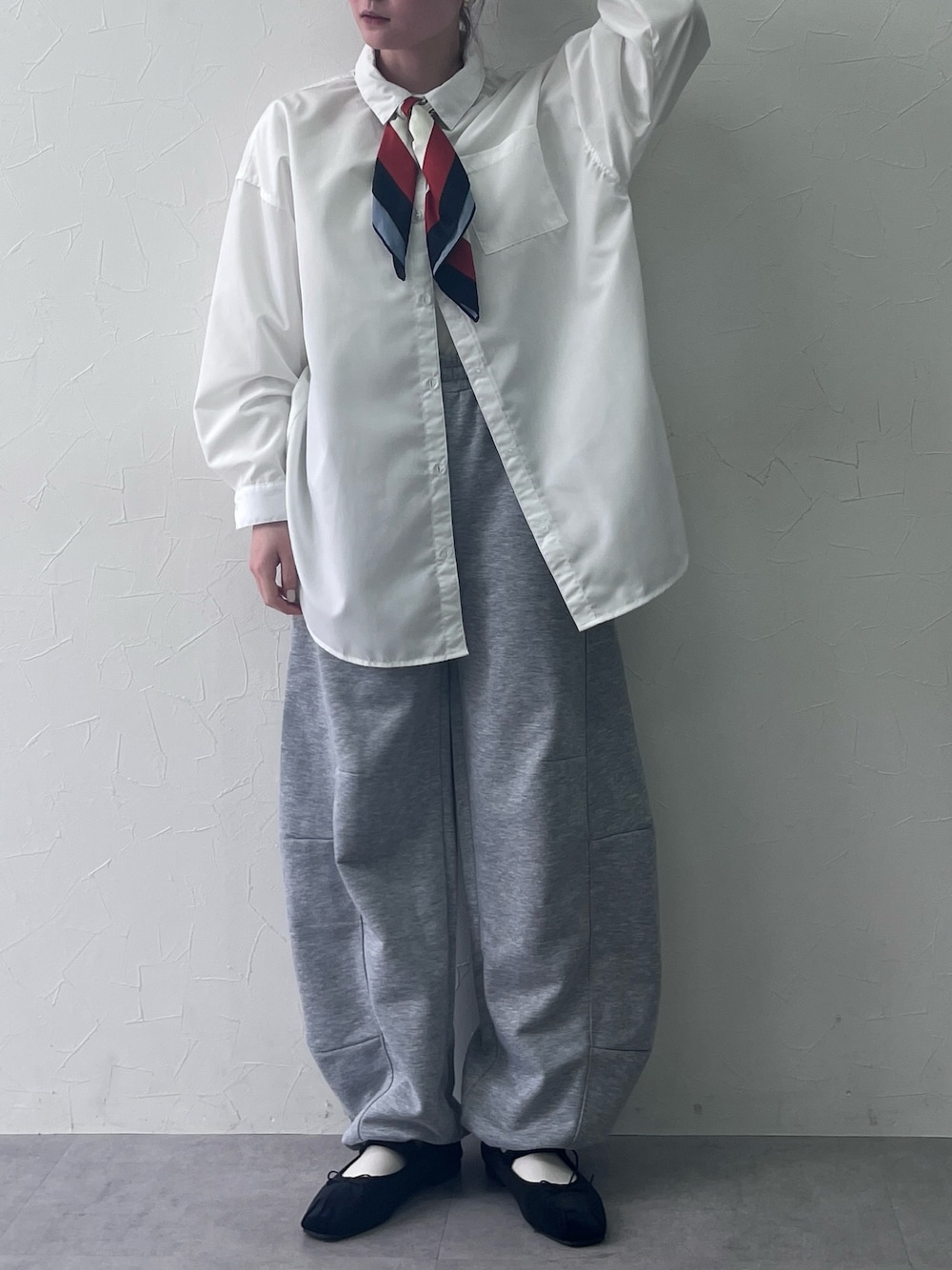 ホワイト系のシャツ/ブラウス、ホワイト系のシャツ/ブラウス、グレー系のその他パンツを着用したレディースの春コーディネートの1枚目の写真