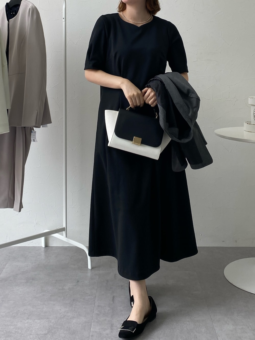 ブラック系のスーツセット、ブラック系のスーツセット、グレー系のフォーマルスーツ/小物を着用したレディースの秋コーディネートの1枚目の写真