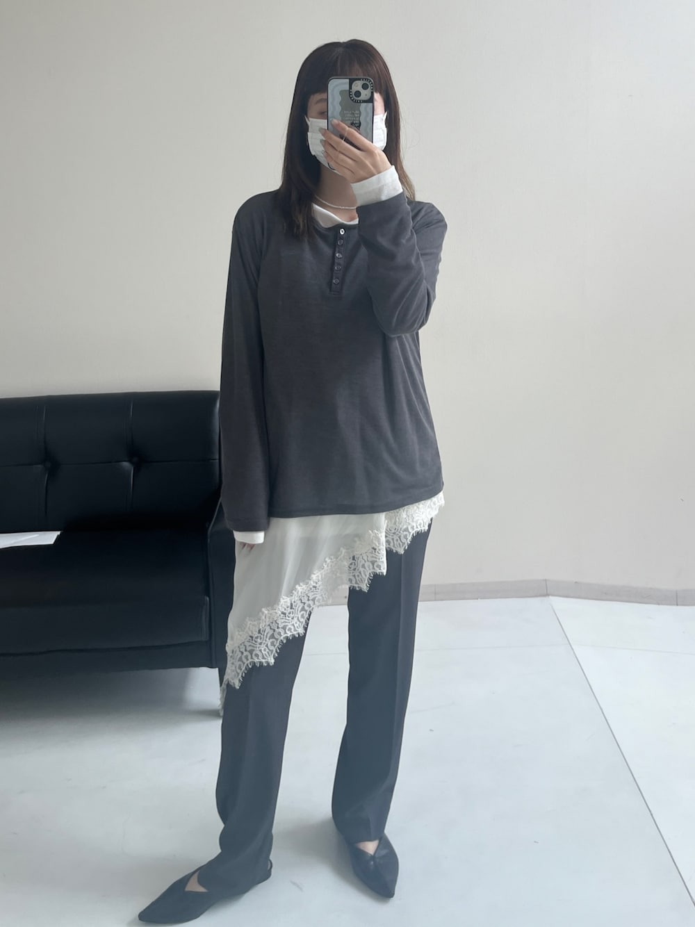 ベージュ系のキャミソール、グレー系のフォーマルスーツ/小物、グレー系のTシャツ/カットソーを着用したレディースの夏コーディネートの1枚目の写真