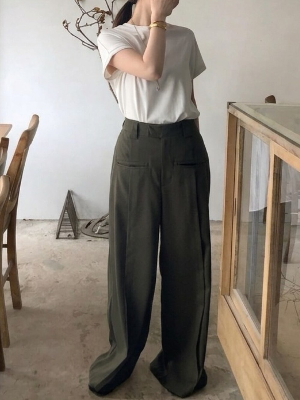 ホワイト系のTシャツ/カットソー、グリーン系のその他パンツを着用したレディースの春コーディネートの1枚目の写真