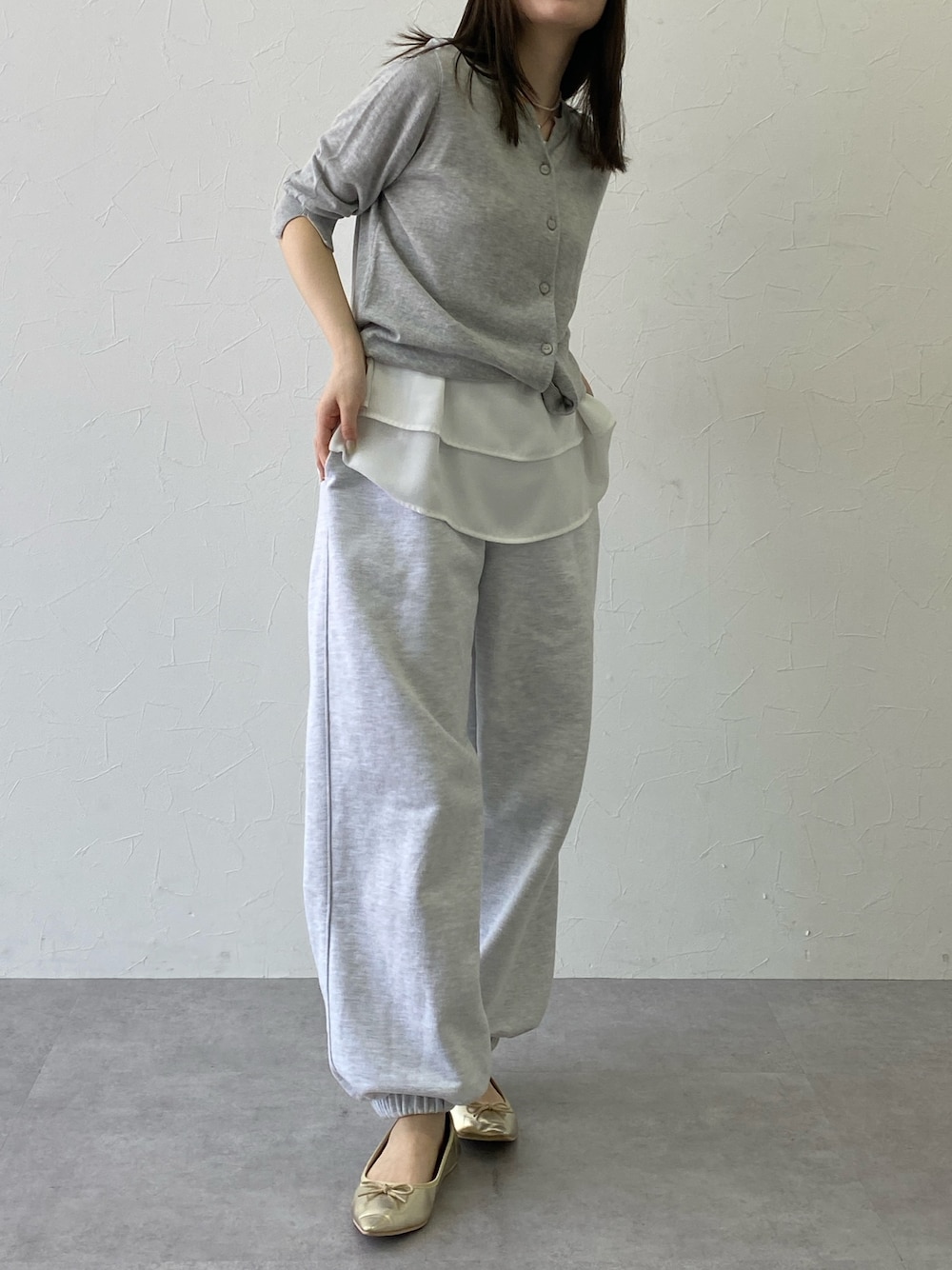 「レディースファッション、レギュラー、スタッフ、働く服、休日スタイル、ラクチンコーデ、大人かわいいスタイル、レイヤードスタイル、夏コーデ」｜「nissenの２枚重ねジョーゼット裾ティアードブラウス<大きいサイズ有>（シャツ/ブラウス、ホワイト系）」を使った、nさん（レディース・157cm）の夏コーディネートの1枚目の写真