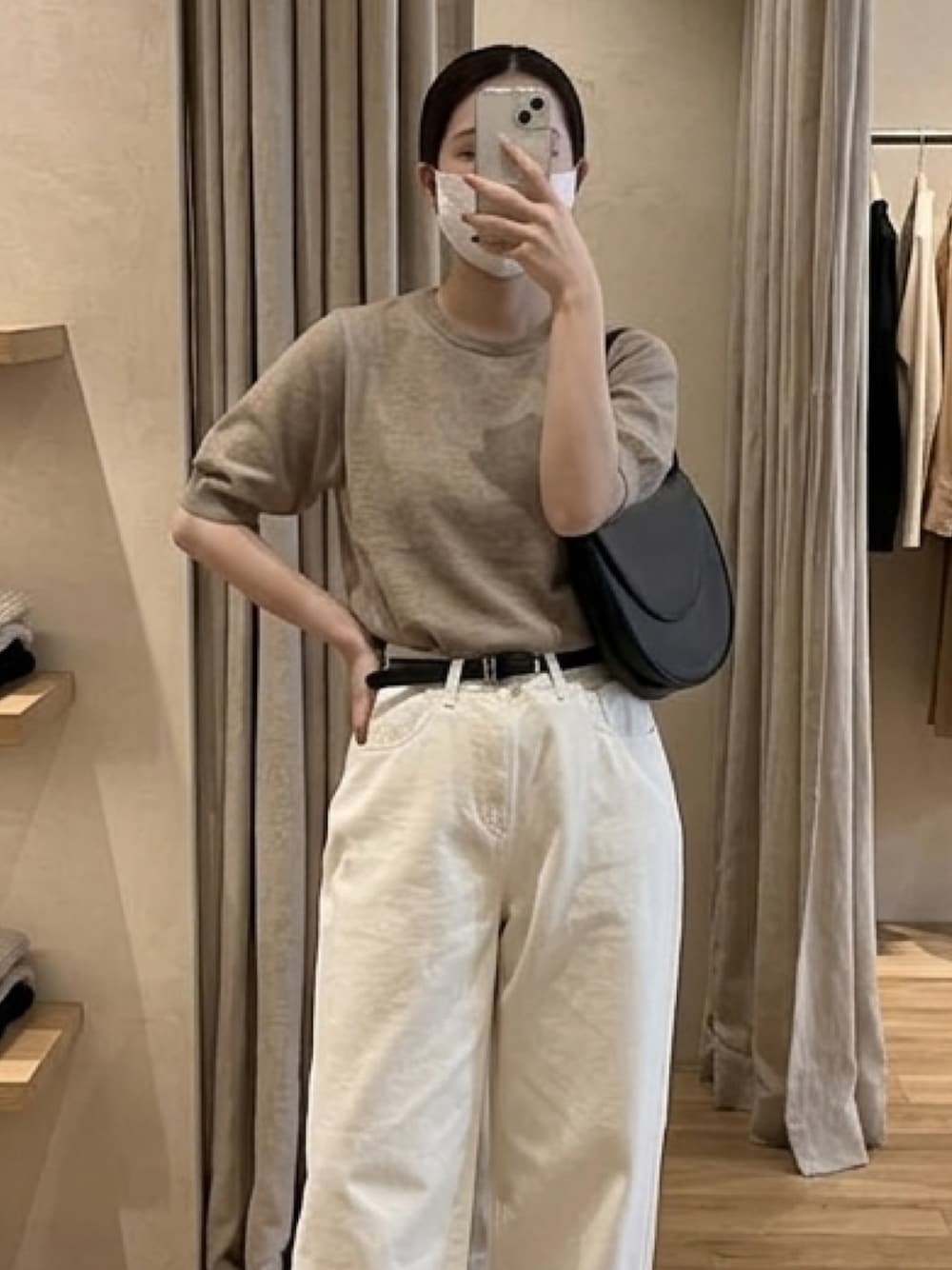 グレー系のニット/セーター、ホワイト系のデニムパンツ、ホワイト系のデニムパンツを着用したレディースの春コーディネートの1枚目の写真