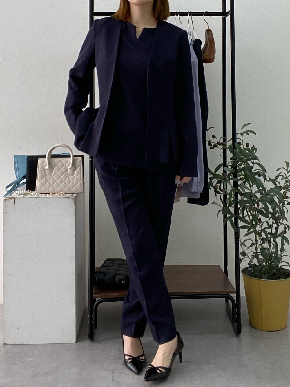 ブルー系のフォーマルスーツ/小物を着用したレディースの冬コーディネートの1枚目の写真