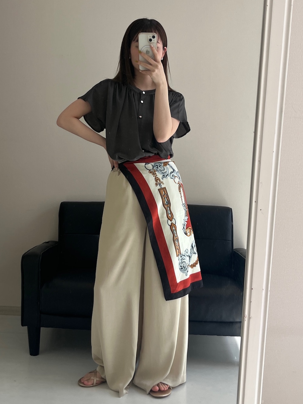 グレー系のシャツ/ブラウス、ベージュ系のその他パンツ、ベージュ系のその他パンツを着用したレディースの春コーディネートの1枚目の写真