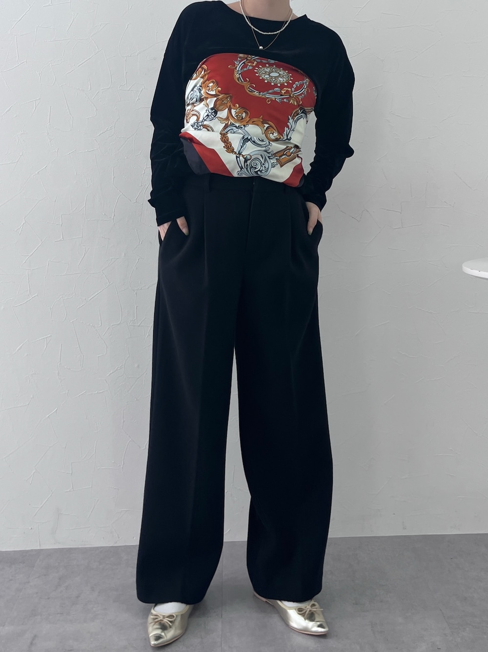 ブラック系のパンツ、ブラック系のTシャツ/カットソー、ブラック系のTシャツ/カットソーを着用したレディースの秋コーディネートの1枚目の写真