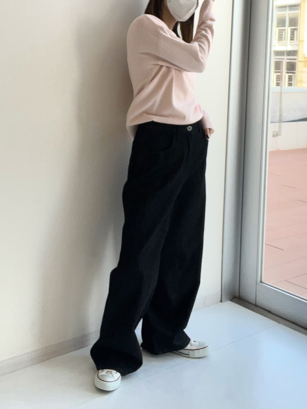 「休日スタイル、パンツスタイル、デニム、デニムパンツ、スニーカーコーデ、カジュアルスタイル、レディースファッション、レギュラー、スタッフ、20代、春コーデ、25春イベントコーデ、春カラー」｜「Soiuniqueの綿１００％ゆるシルエット超ワイドパンツ ［Soiunique］（デニムパンツ、ブラック系）」を使った、nさん（レディース・157cm）の冬コーディネートの1枚目の写真