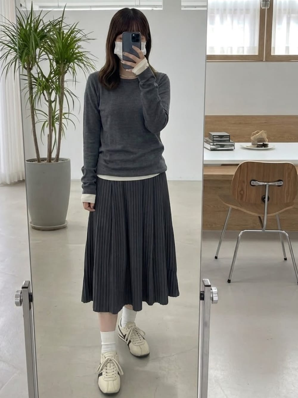 グレー系のTシャツ/カットソー、ホワイト系のTシャツ/カットソーを着用したレディースの秋コーディネートの1枚目の写真