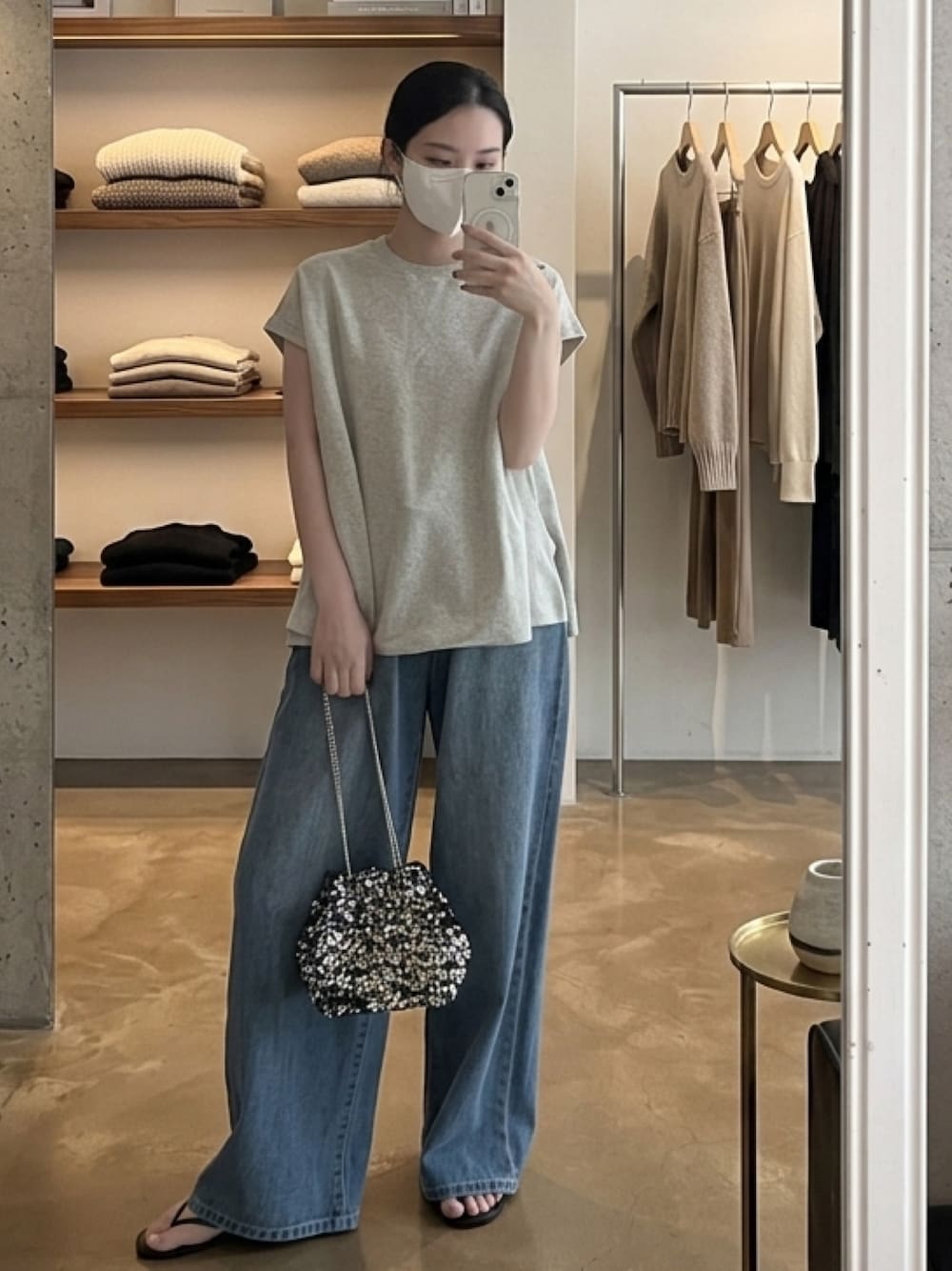 ブルー系のデニムパンツ、グレー系のニット/セーター、グレー系のニット/セーターを着用したレディースの春コーディネートの1枚目の写真