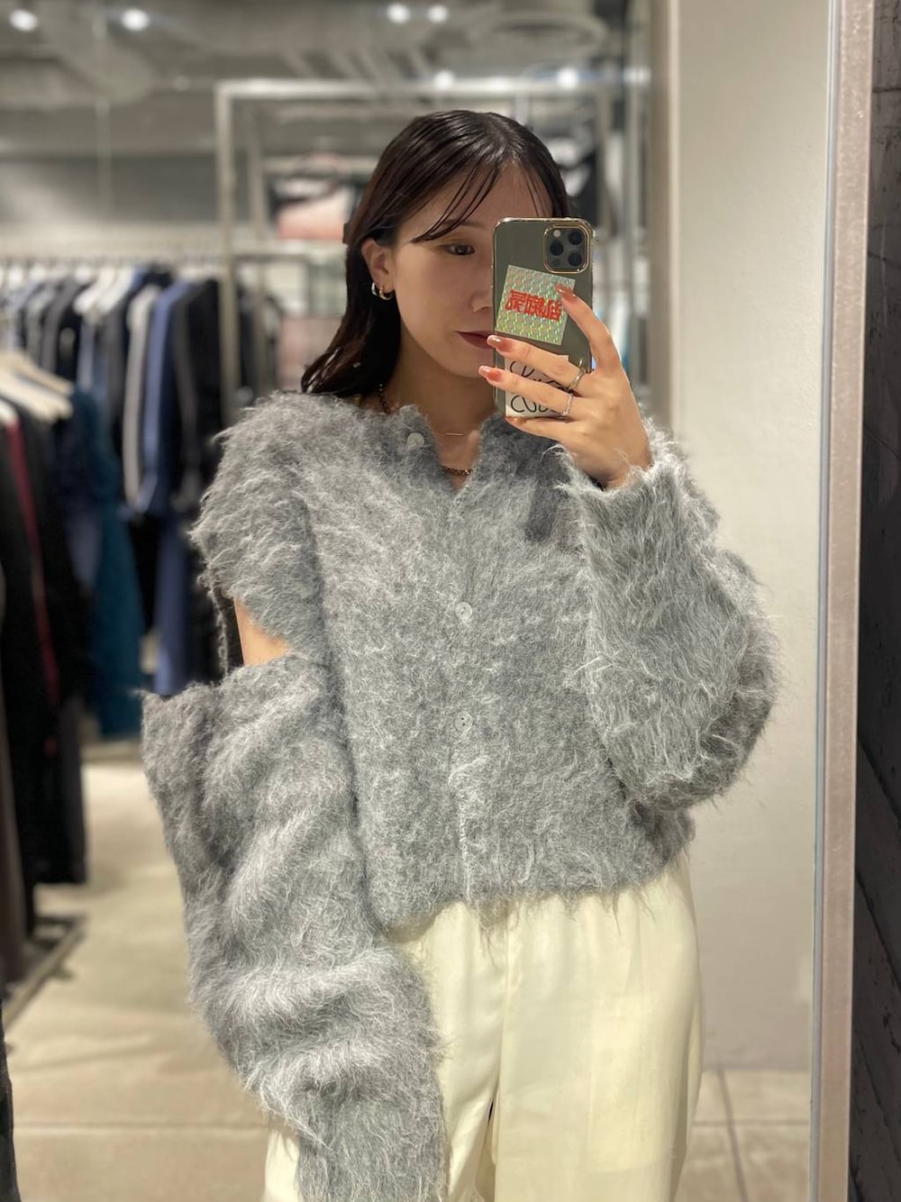 グレー系のカーディガン/ボレロを着用したレディースの秋コーディネートの1枚目の写真