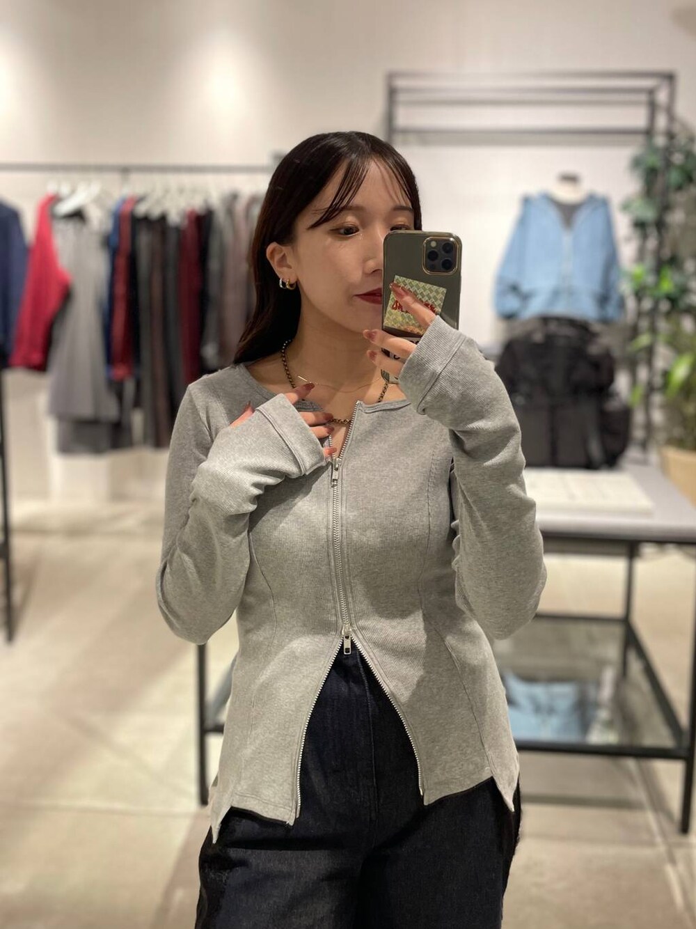 ブルー系のデニムパンツ、グレー系のカーディガン/ボレロを着用したレディースの秋コーディネートの1枚目の写真