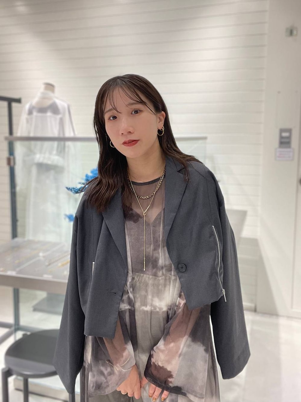 グレー系のテーラードジャケット、ブラック系のワンピース、ブラウン系のその他アンダーウェア/インナーを着用したレディースの夏コーディネートの1枚目の写真