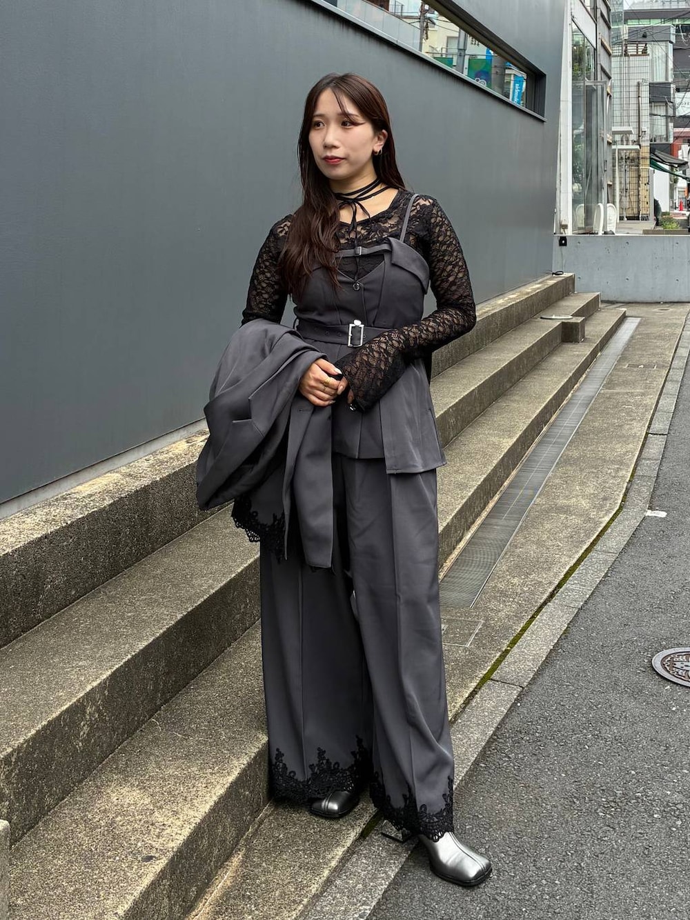 ブラック系のTシャツ/カットソー、グレー系のキャミソール、グレー系のスラックスを着用したレディースの夏コーディネートの1枚目の写真