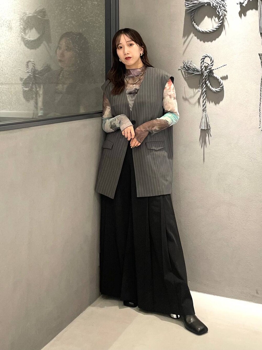 パープル系のTシャツ/カットソー、ブラック系のその他パンツ、ブラック系のブーツを着用したレディースの秋コーディネートの1枚目の写真