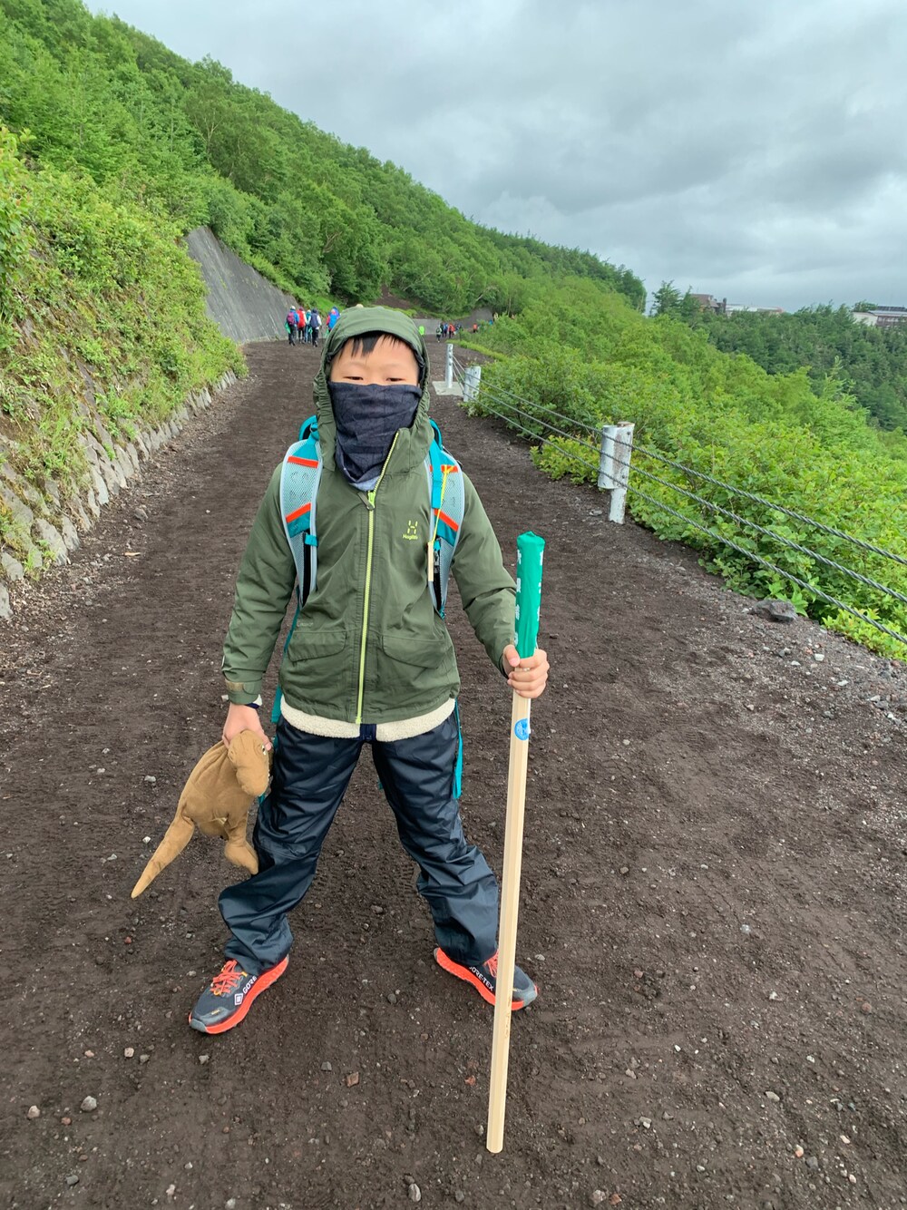 「富士山、HAGLOFS、IKEA、New Balance、buff」｜「HAGLOFSのアイテム（マウンテンパーカー、グリーン系）」を使った、ケイ·ティーさん（キッズ・140cm）の春コーディネートの1枚目の写真