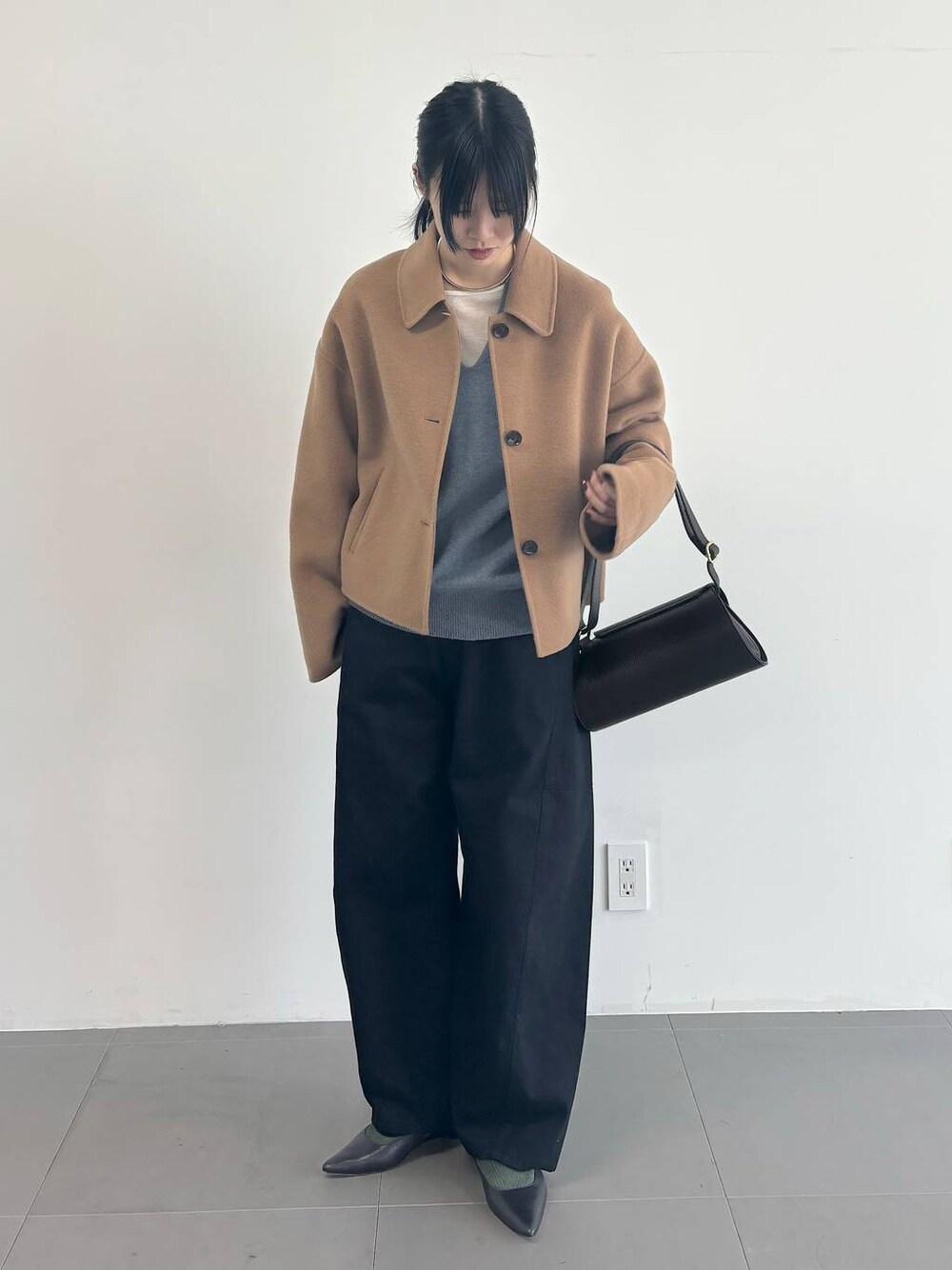 ブルー系のその他パンツ、グレー系のニット/セーター、ホワイト系のTシャツ/カットソーを着用したレディースの冬コーディネートの1枚目の写真