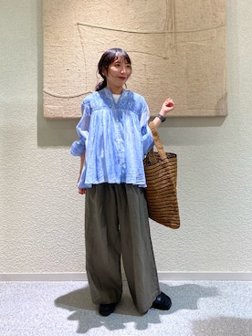 「かぐれ（カグレ）のピグメントダイピンタックブラウス（シャツ/ブラウス、ブルー系）」を使った、たなか☀︎さん（レディース・145cm）の春コーディネート