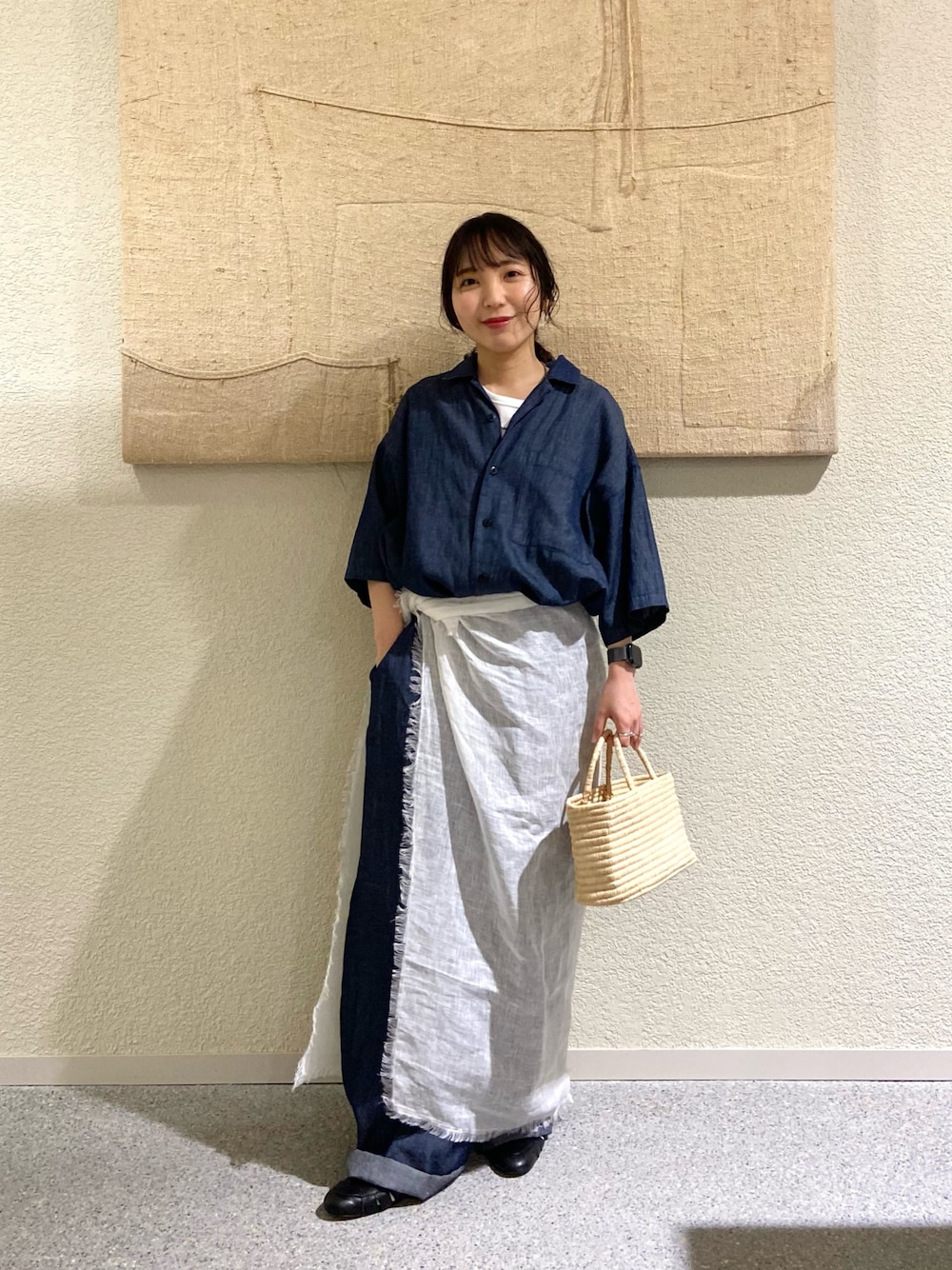 ブルー系のその他パンツ、ブルー系のその他パンツ、ベージュ系のかごバッグを着用したレディースの夏コーディネートの1枚目の写真