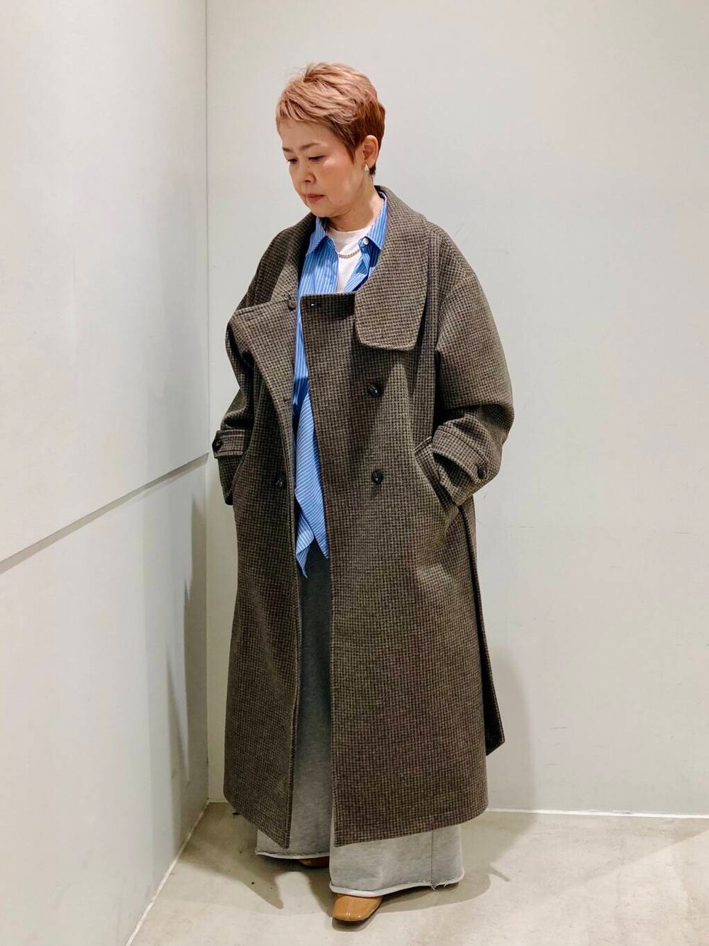 ブルー系のTシャツ/カットソー、グレー系のスウェットパンツ、ホワイト系のTシャツ/カットソーを着用したレディースの冬コーディネートの1枚目の写真