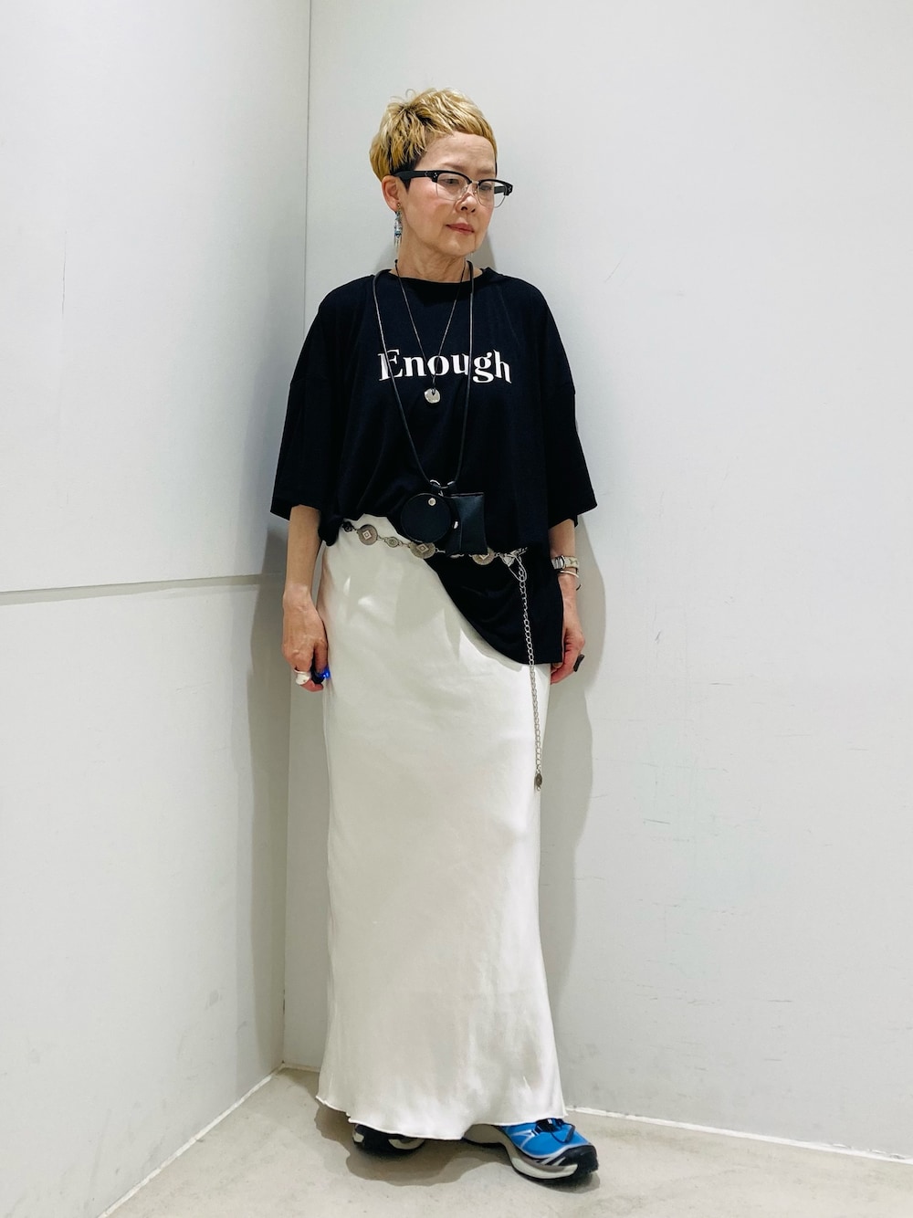 ホワイト系のスカート、ブラック系のTシャツ/カットソー、シルバー系のベルトを着用したレディースの夏コーディネートの1枚目の写真