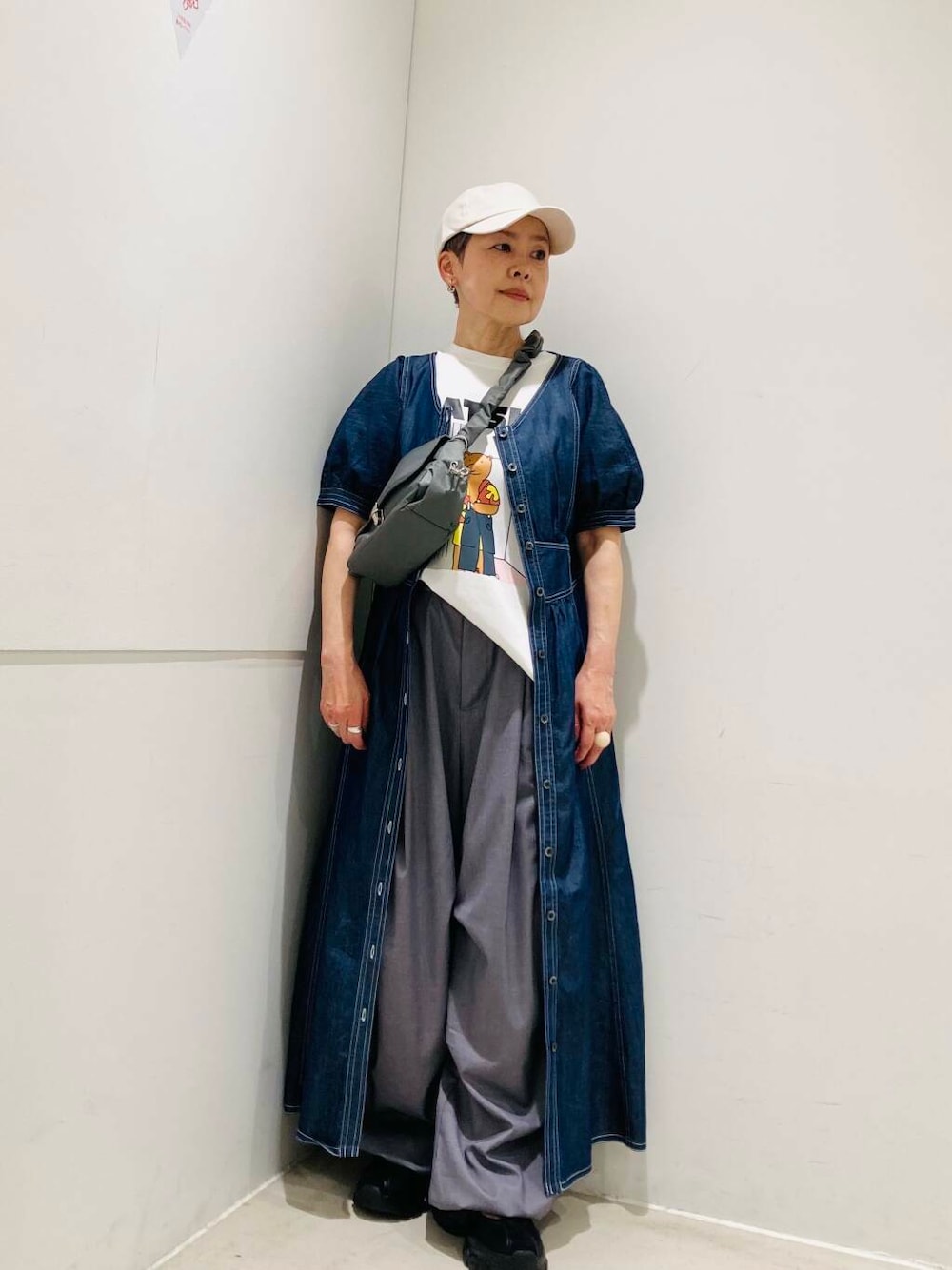 ブラック系のスニーカー、グレー系のショルダーバッグ、グレー系のその他パンツを着用したレディースの春コーディネートの1枚目の写真