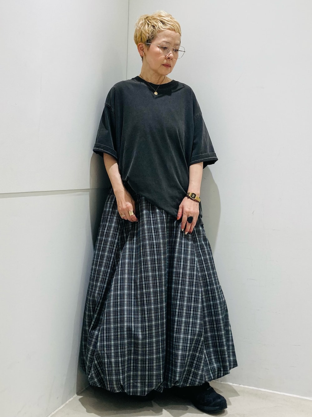 ブラック系のワンピース、ブラック系のTシャツ/カットソー、シルバー系のメガネを着用したレディースの夏コーディネートの1枚目の写真