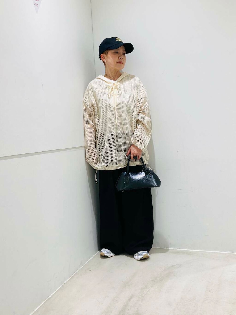 「アーバンリサーチ、センスオブプレイス、ワイドパンツ、カジュアル、フーディー、Tシャツ、ミニバッグ、キャップ、クロップド丈、senseofplace、ボストンバッグ、低身長コーデ、春夏、メッシュ、レイヤードコーデ」｜「SMELLYのカラーロゴキャップ（キャップ、ブラック系）」を使った、piさん（レディース・149cm）の春コーディネートの1枚目の写真