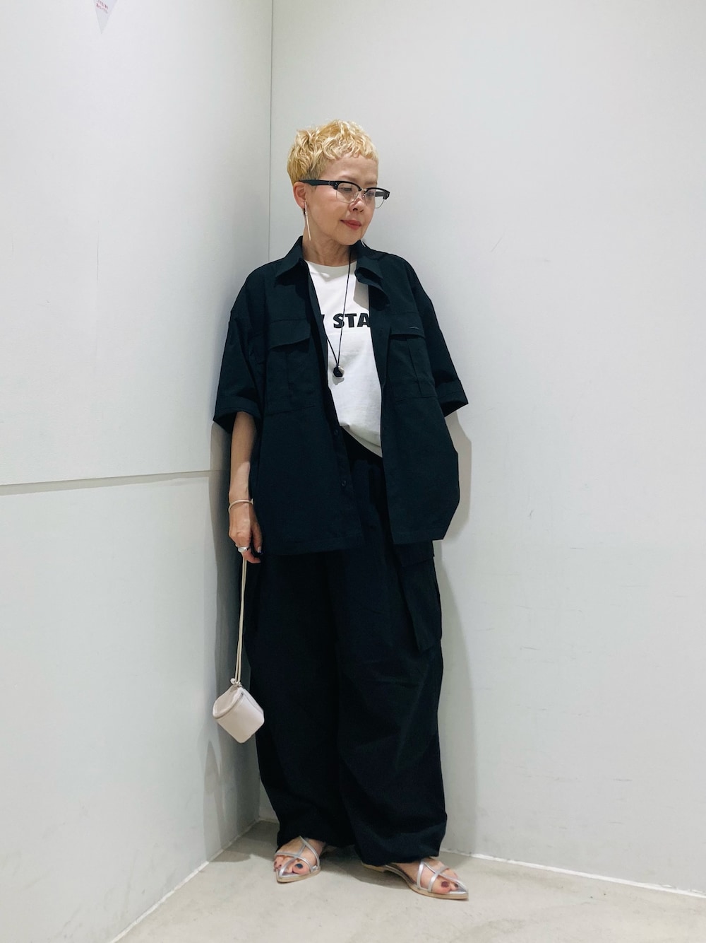 シルバー系のサンダル、ブラック系のその他パンツ、ブラック系のシャツ/ブラウスを着用したレディースの夏コーディネートの1枚目の写真