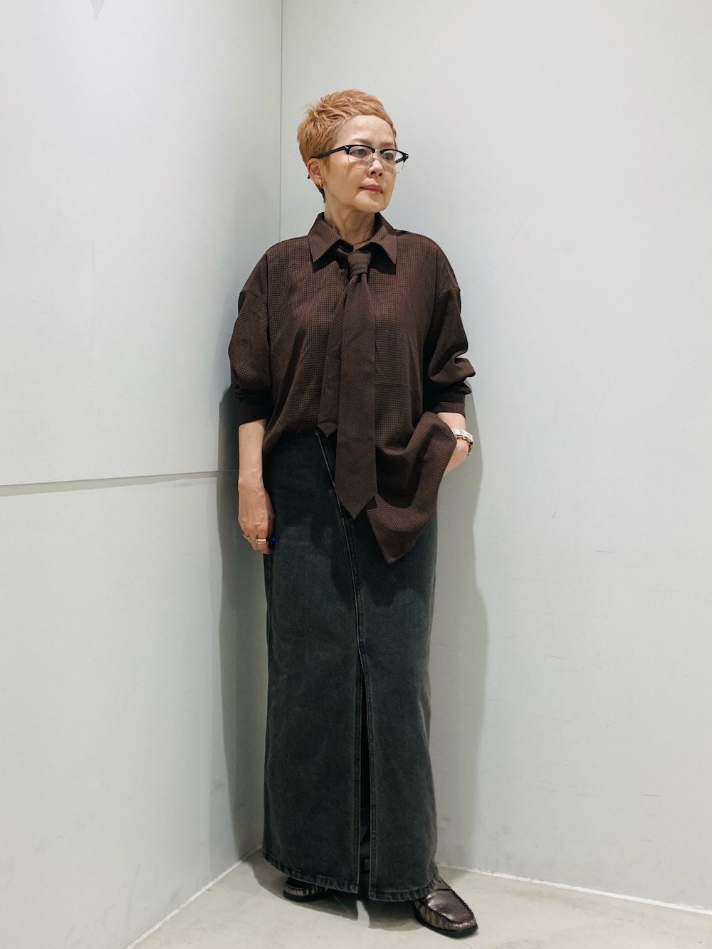 ブラウン系のシャツ/ブラウス、ブラウン系のローファーを着用したレディースの秋コーディネートの1枚目の写真