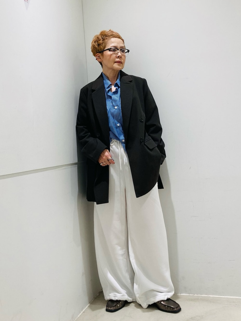 ホワイト系のその他パンツ、ブラウン系のその他アウター、ブラウン系のローファーを着用したレディースの秋コーディネートの1枚目の写真