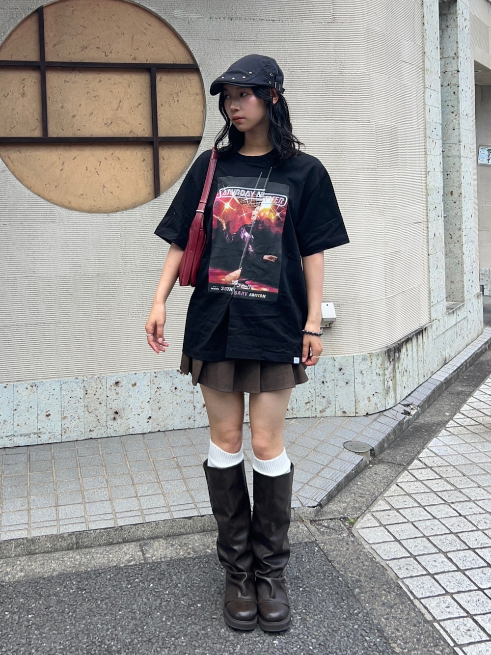「オトナ女子、休日、大人カジュアルコーデ、着回しコーデ、ブラック、いいね、save、フォローお願いします🤑、Tシャツ、古着女子、ハンチング、ロングブーツ、ブラウン、差し色コーデ、Tシャツコーデ、160cm台コーデ、骨格ウェーブ」｜「MURUAのフェイクレザーカバーブーツ（ブーツ、ブラウン系）」を使った、Hinariさん（骨格ウェーブ・レディース・161cm）の夏コーディネートの1枚目の写真