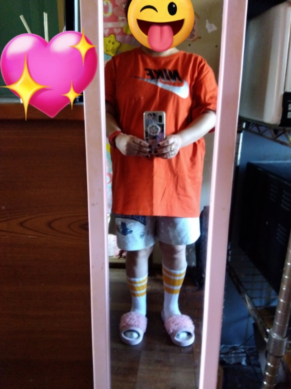 オレンジ系のTシャツ/カットソー、グレー系のその他パンツ、ホワイト系のソックス/靴下を着用したレディースの夏コーディネートの1枚目の写真