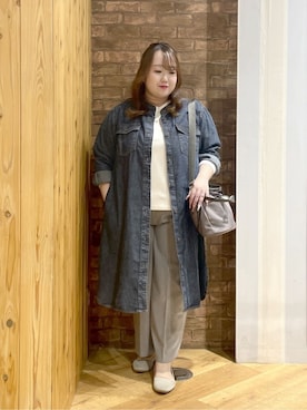 「SHOO・LA・RUE（シューラルー）の【ライトオンスデニム/S-LL】体型カバーにも 首元すっきり ロングデニムシャツワンピース（ワンピース、ブルー系）」を使った、Risaさん（レディース・155cm）の春コーディネート