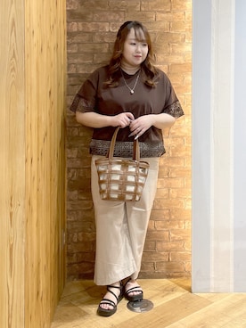「SHOO・LA・RUE（シューラルー）の【洗濯機可/ひんやり/体型カバー/S-LL】レース使いがポイント デザインTシャツ（Tシャツ/カットソー、ブラウン系）」を使った、Risaさん（レディース・155cm）の春コーディネート