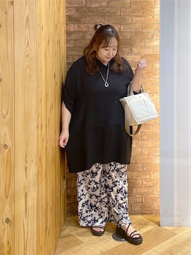 「SHOO・LA・RUE（シューラルー）の【ひんやり/S-LL/洗濯機可】体型カバーにも ゆるっとリラックスチュニック（ワンピース、ブラック系）」を使った、Risaさん（レディース・155cm）の秋コーディネート