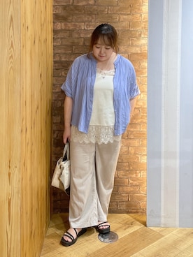 「SHOO・LA・RUE（シューラルー）の【洗濯機可/体型カバー】二の腕隠れる ゆるっとドルマンバンドカラーシャツ（シャツ/ブラウス、ブルー系）」を使った、Risaさん（レディース・155cm）の秋コーディネート