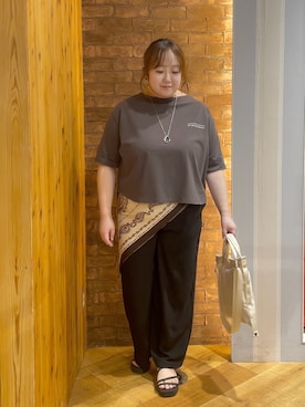 「SHOO・LA・RUE（シューラルー）の【洗濯機可/体型カバー】首元すっきり ゆるバックギャザーTシャツ（Tシャツ/カットソー、グレー系）」を使った、Risaさん（レディース・155cm）の秋コーディネート