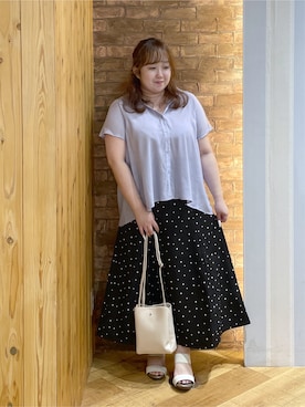 「SHOO・LA・RUE（シューラルー）の【ひんやり/UV】ほんのりシアーで上品な バックギャザーブラウス（シャツ/ブラウス、ブルー系）」を使った、Risaさん（レディース・155cm）の夏コーディネート