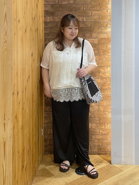 「SHOO・LA・RUE（シューラルー）の【洗濯機可/選べる6色】程よいシアー感が涼し気 ゆったりワッシャードルマンブラウス（シャツ/ブラウス、ホワイト系）」を使った、Risaさん（レディース・155cm）の秋コーディネート