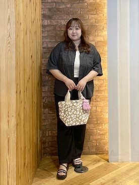 「SHOO・LA・RUE（シューラルー）の【セットアップ可/S-LL】ライトオンスデニム 5分袖シャツ（シャツ/ブラウス、ブラック系）」を使った、Risaさん（レディース・155cm）の夏コーディネート