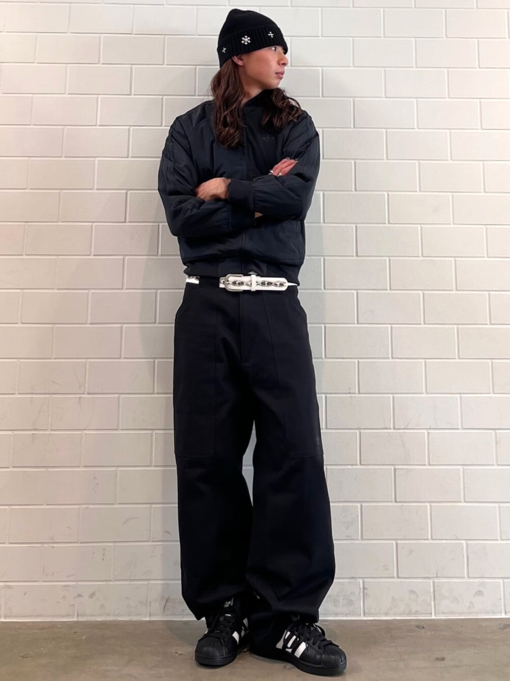 ブラック系のブルゾン、ブラック系のスニーカーを着用したメンズの秋コーディネートの1枚目の写真