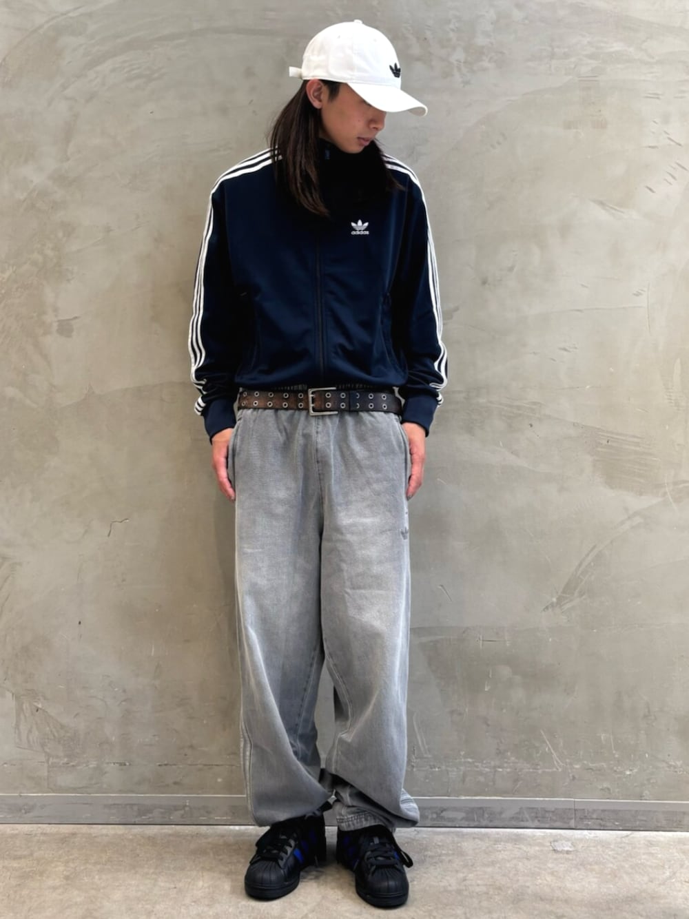 「adidas、adidas originals、アディダス、アディダスオリジナルス、スニーカー、キャップ、ジャージ、ファイヤーバード、トラックジャケット、superstar」｜「adidasのアディカラー クラシック トレフォイル ベースボールキャップ / アディダスオリジナルス adidas Originals（キャップ、ホワイト系）」を使った、KOさん（メンズ・176cm）の夏コーディネートの1枚目の写真