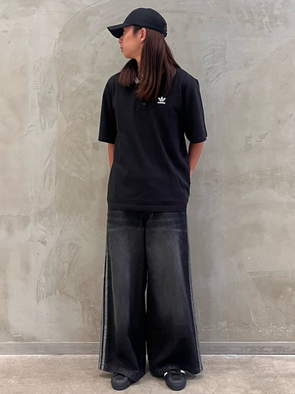 「adidas、adidas originals、アディダス、アディダスオリジナルス、スニーカー、ポロシャツ、デニムパンツ」｜「adidasのスーパースター 82 / Superstar 82（シューズ、ブラック系）」を使った、KOさん（メンズ・176cm）の夏コーディネートの1枚目の写真