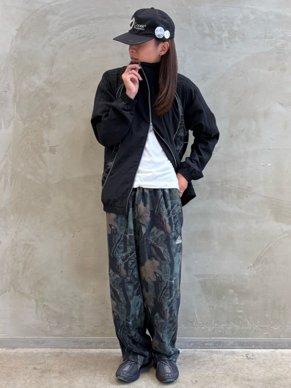 「adidas、adidas originals、アディダス、アディダスオリジナルス、スニーカー、アディレニウム、チームガイスト」｜「adidasのAdilenium シーズン 4 チームガイスト トラックトップ / アディダスオリジナルス adidas Originals（ナイロンジャケット、ブラック系）」を使った、KOさん（メンズ・176cm）の夏コーディネートの1枚目の写真