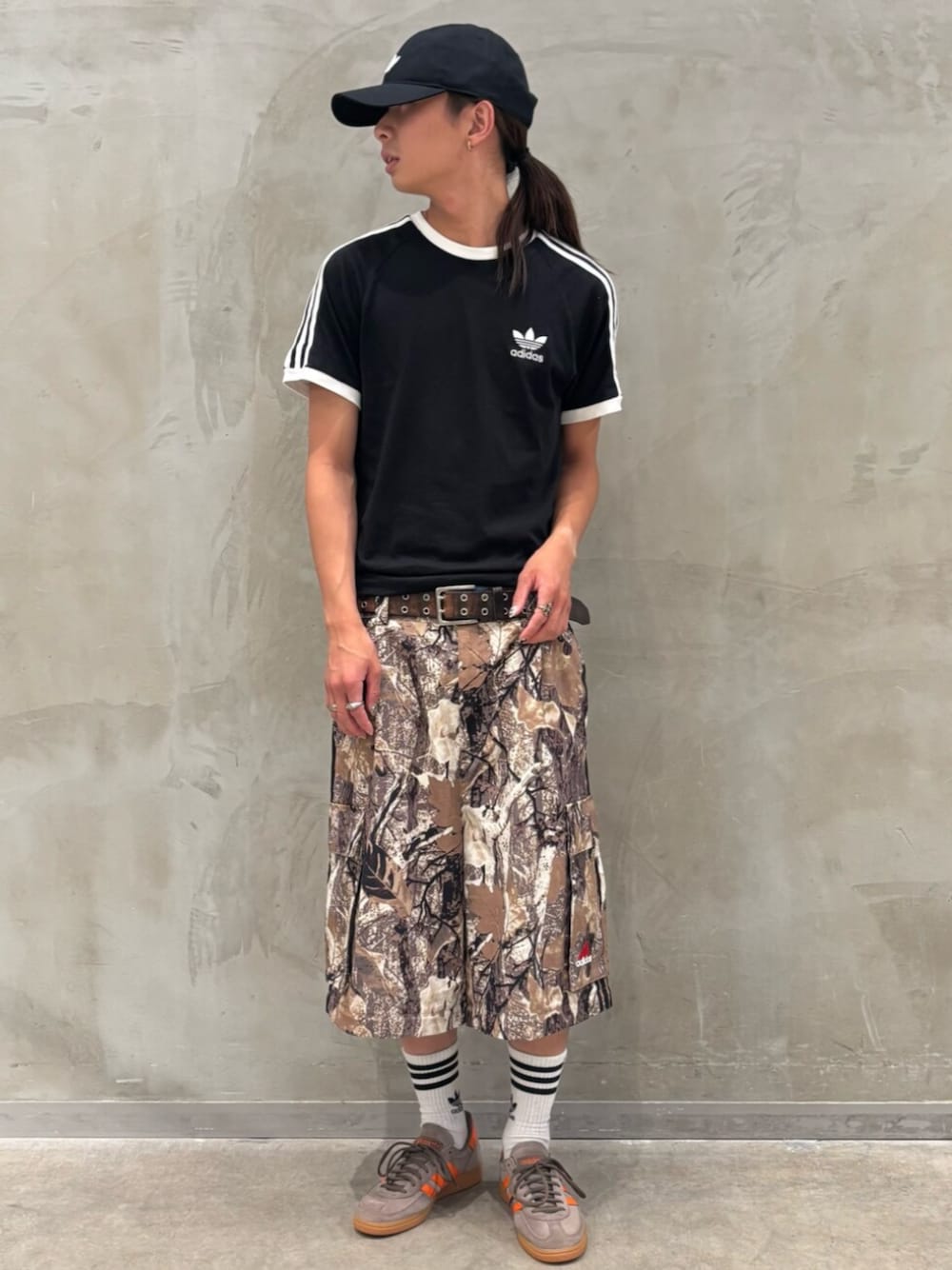 「アディダス、アディダスオリジナルス、adidas、adidas originals、スニーカー、Tトゥシューズ、Tシャツ、ハーフパンツ」｜「adidasのアディカラー クラシック トレフォイル ベースボールキャップ / アディダスオリジナルス adidas Originals（キャップ、ブラック系）」を使った、KOさん（メンズ・176cm）の夏コーディネートの1枚目の写真