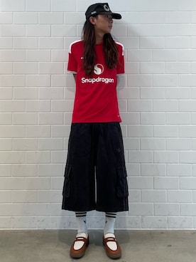 「adidas（アディダス）のマンチェスター・ユナイテッド 26/27 ホームジャージー / アディダス adidas（Tシャツ/カットソー、レッド系）」を使った、KOさん（メンズ・174cm）の夏コーディネート