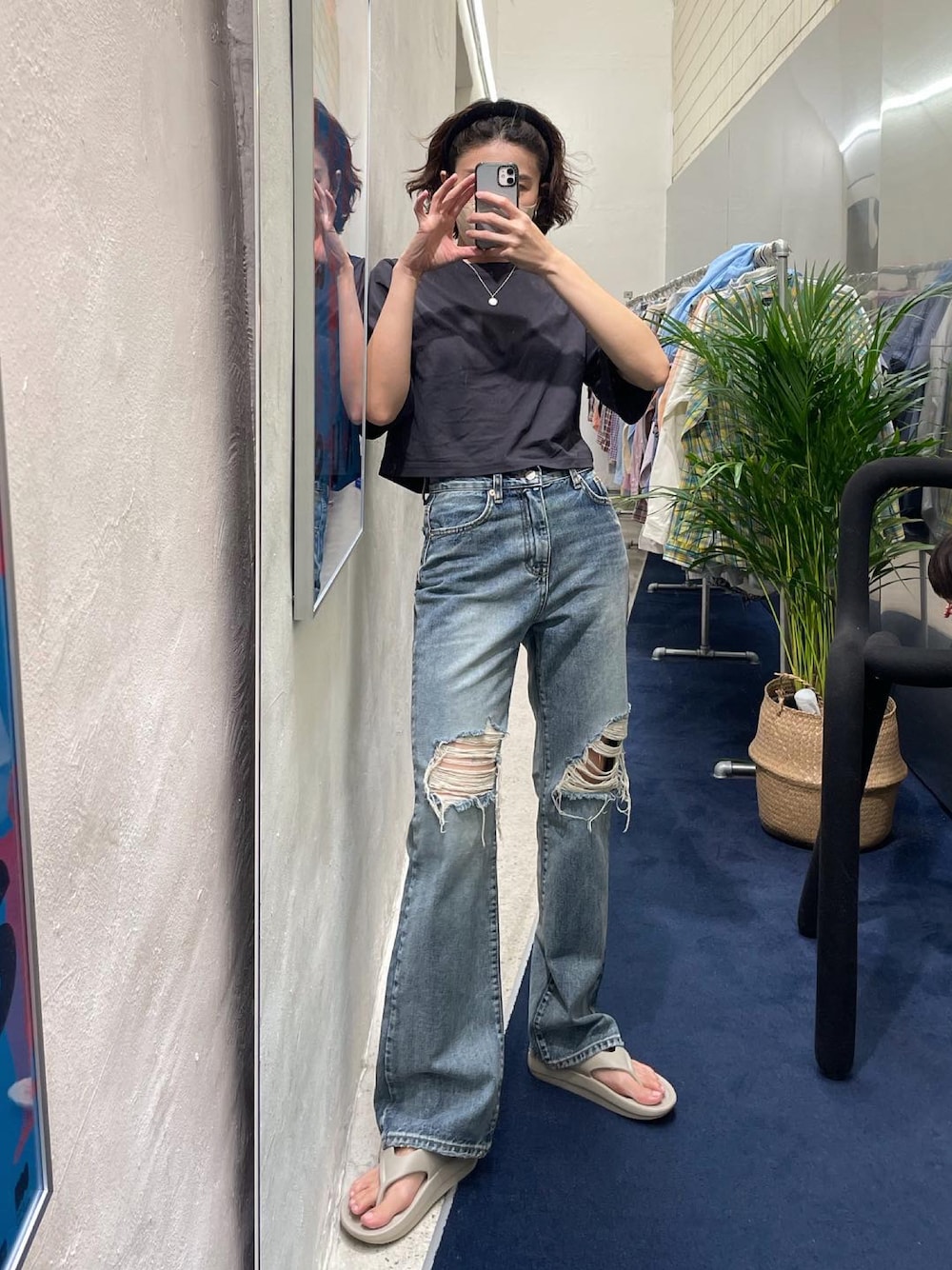 グレー系のTシャツ/カットソー、ブルー系のデニムパンツ、ベージュ系のサンダルを着用したレディースの夏コーディネートの1枚目の写真