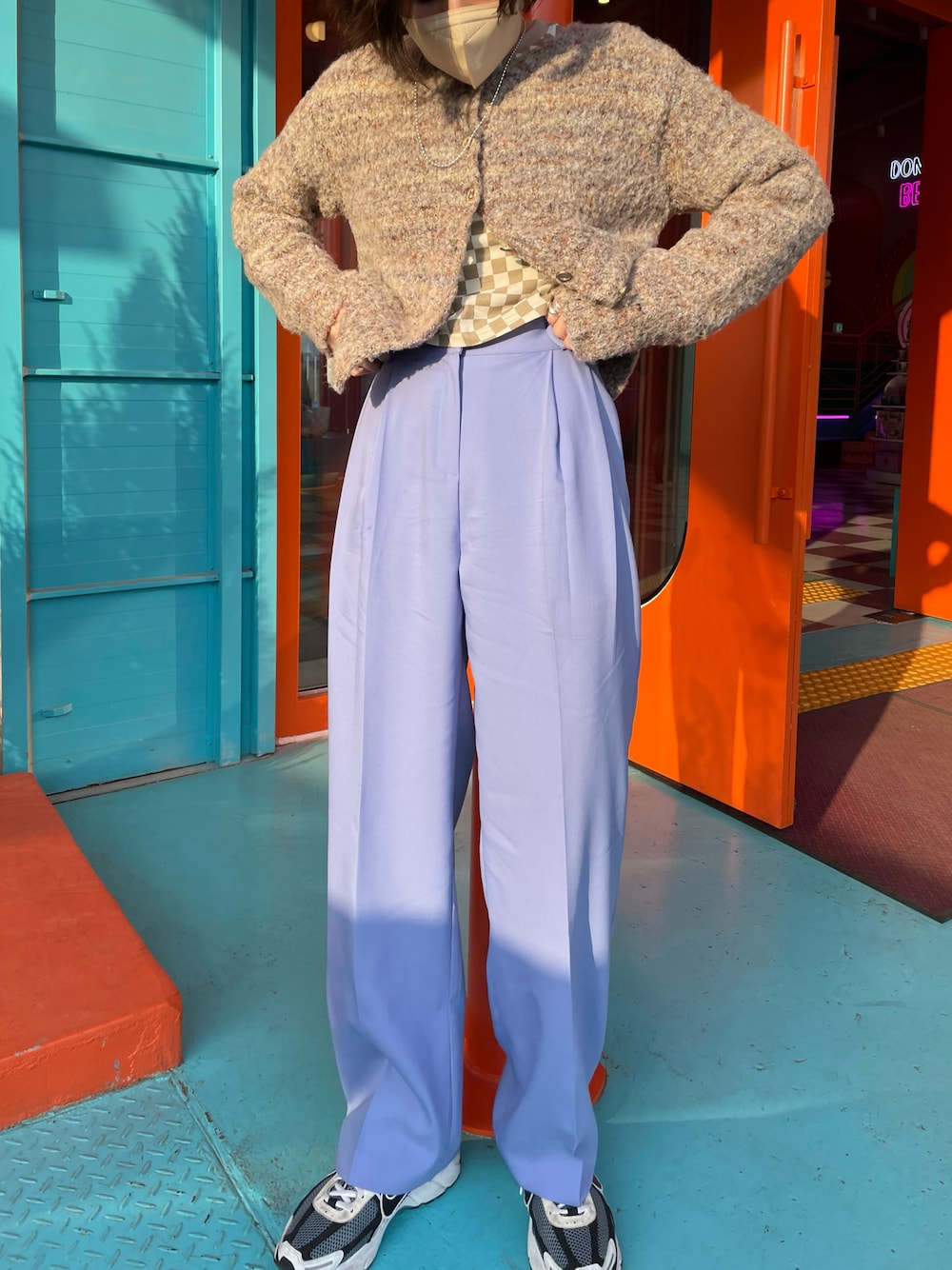 ベージュ系のTシャツ/カットソー、パープル系のスラックスを着用したレディースの春コーディネートの1枚目の写真