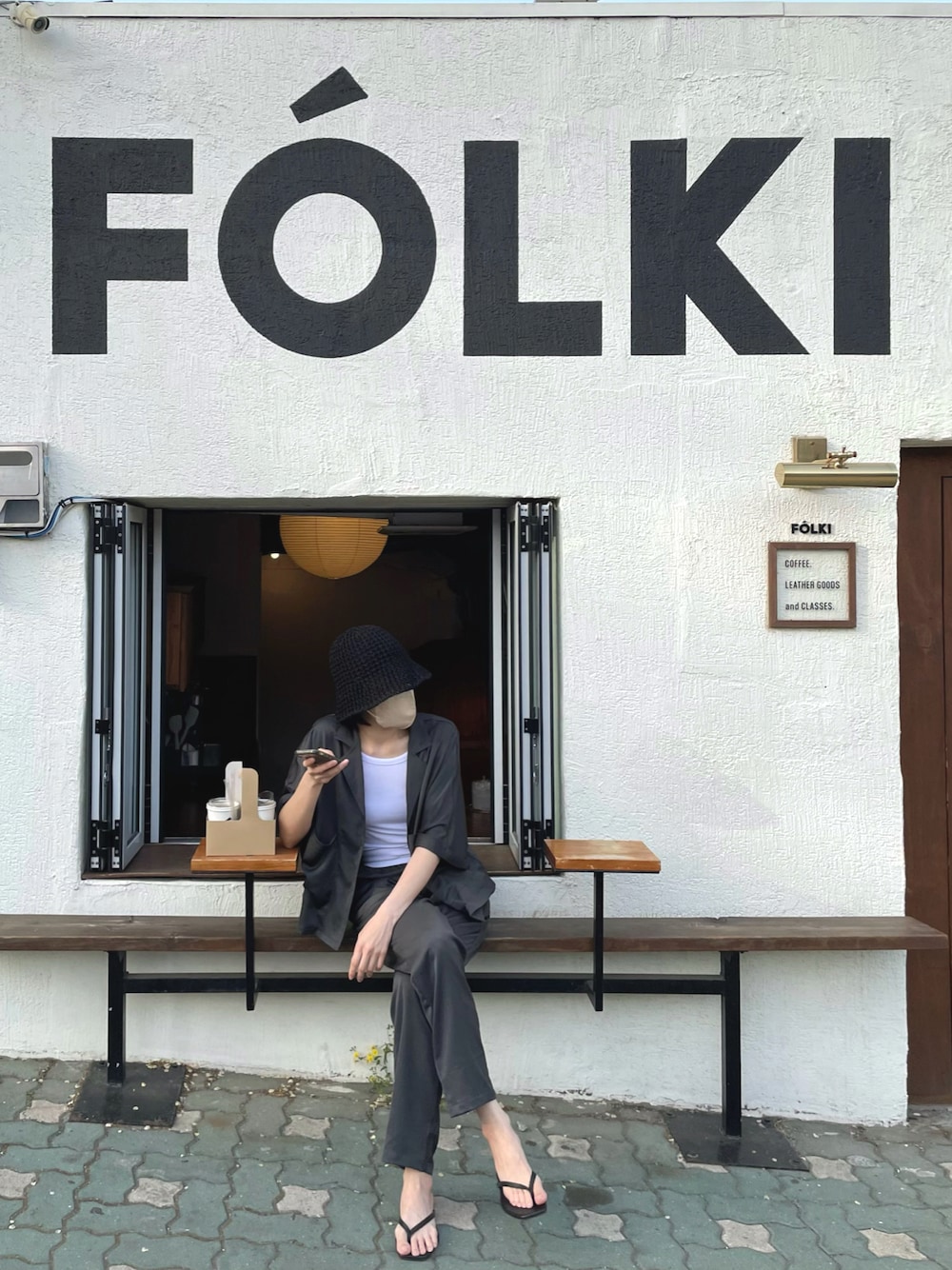 ホワイト系のキャミソール、グレー系のシャツ/ブラウス、グレー系のその他パンツを着用したレディースの春コーディネートの1枚目の写真