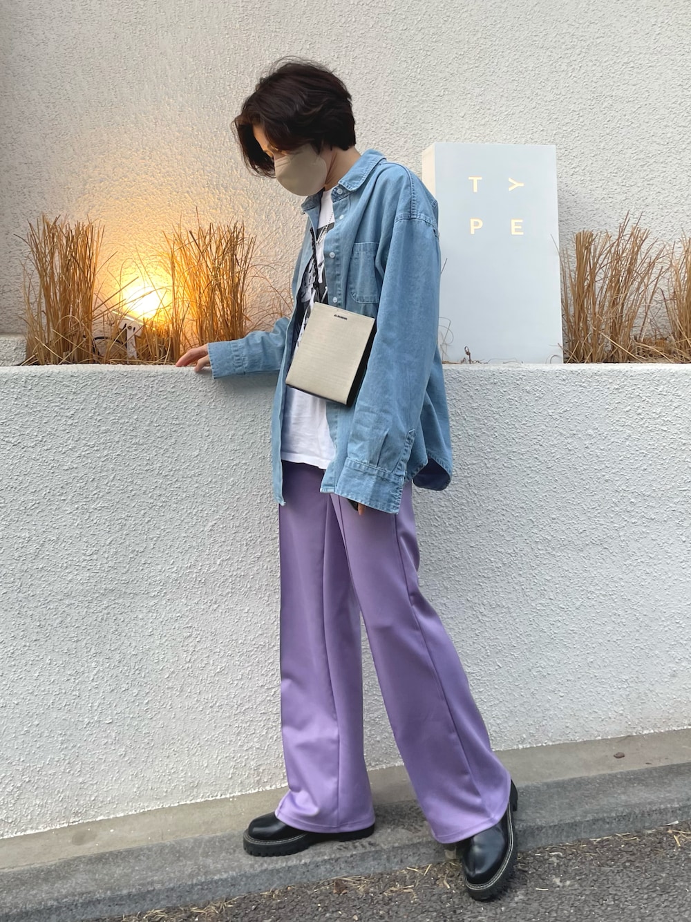 ホワイト系のショルダーバッグ、パープル系のスウェットパンツを着用したレディースの春コーディネートの1枚目の写真