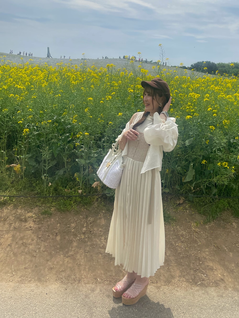 「ホワイトコーデ、菜の花畑」｜「riendaのアイテム（ハンドバッグ、ホワイト系）」を使った、hannnnnnna5さん（レディース・157cm）の秋コーディネートの1枚目の写真